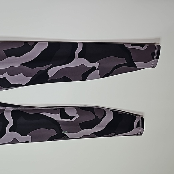 UNDER Armour small heatgear black and purple athletic leggings - Picture 3 of 8